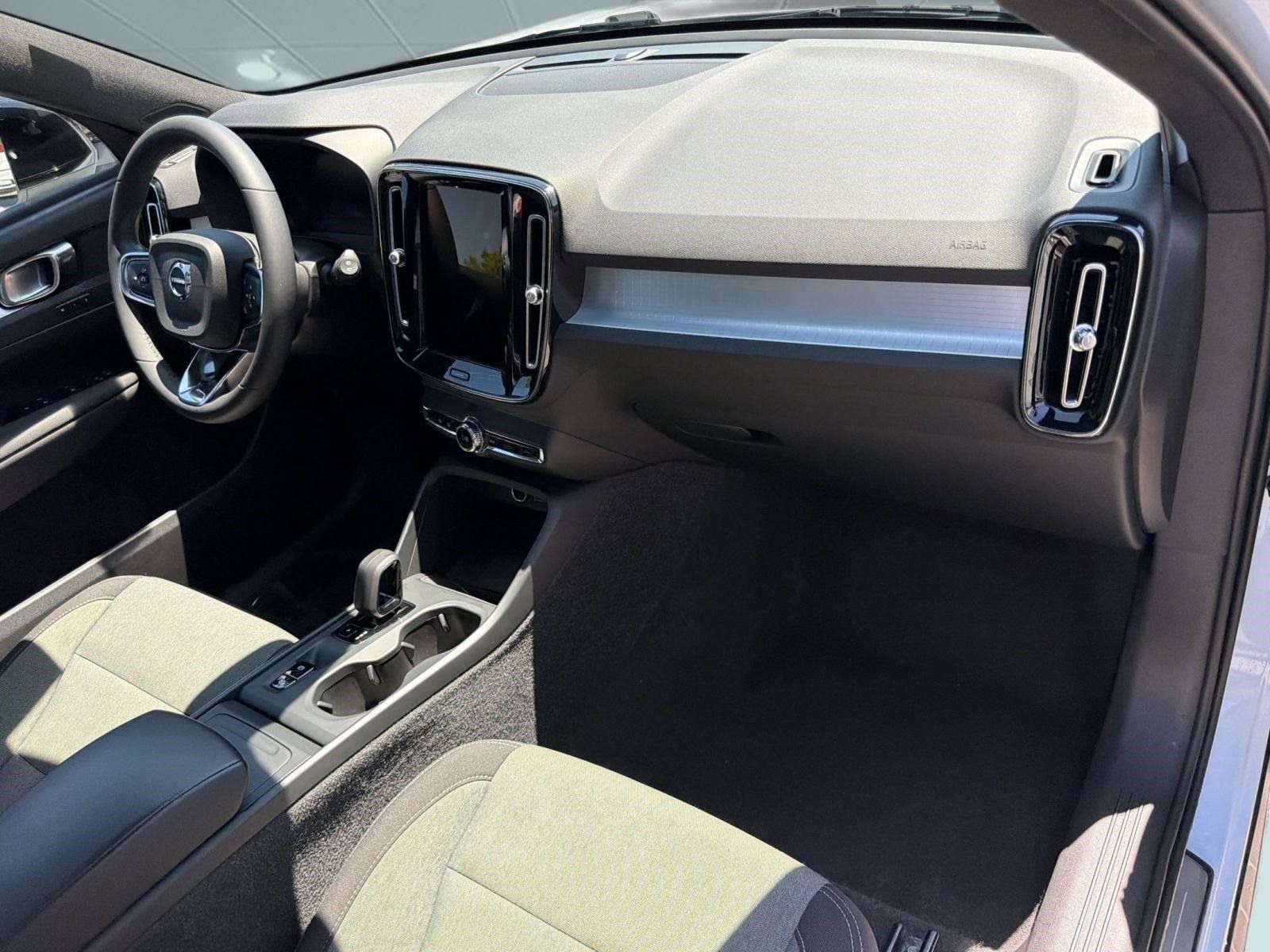 Certified 2024 Volvo XC40 B5 Core w/ Protection Package Premier AWD/4WD image 30
