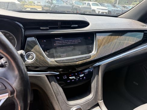 Used 2020 Cadillac XT6 Premium Luxury FWD image 19