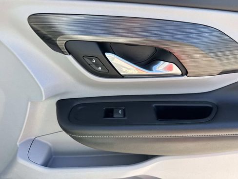 Used 2024 GMC Terrain SLT image 15