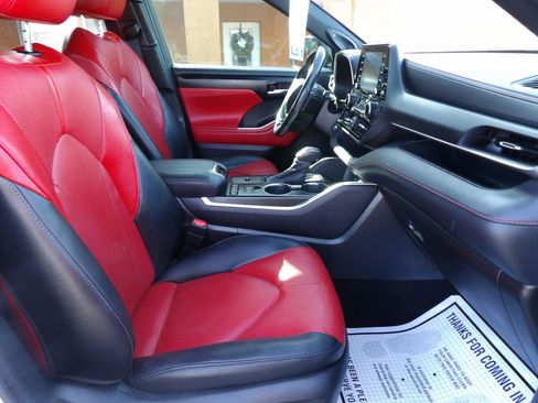 Used 2022 Toyota Highlander XSE image 17