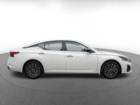 Used 2025 Nissan Altima 2.5 SV FWD image 11