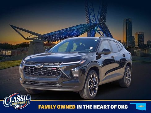 Used 2025 Chevrolet Trax RS w/ Driver Confidence Package FWD image 3