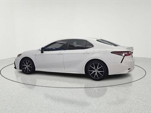 Used 2022 Toyota Camry SE w/ Cold Weather Package image 5