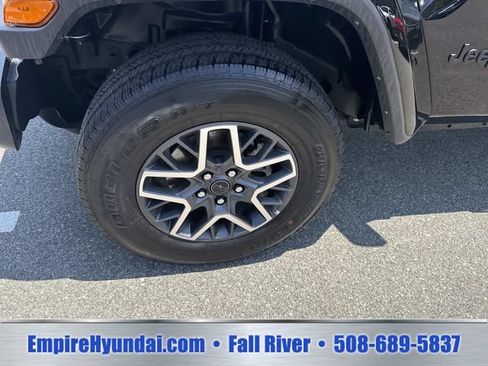 Used 2025 Jeep Wrangler Unlimited Sahara AWD/4WD image 10