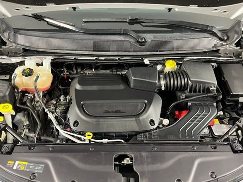 Used 2023 Chrysler Pacifica Touring-L image 8