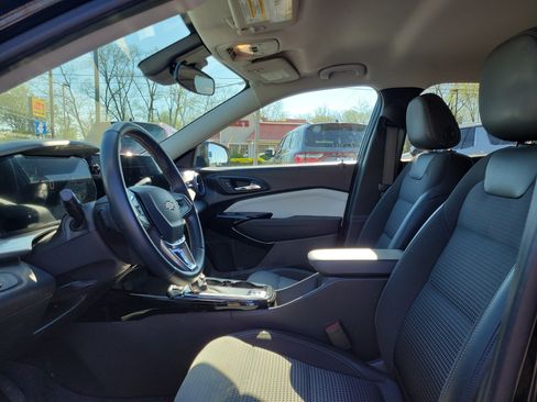 Used 2024 Chevrolet Trax LT w/ LT Convenience Package FWD image 15