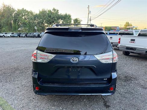 Used 2018 Toyota Sienna SE Premium w/ Carpet Mat Package FWD image 5
