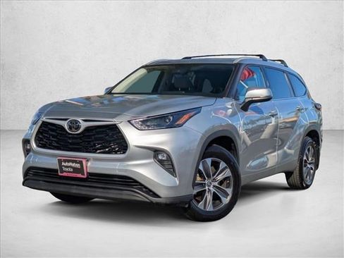 Used 2022 Toyota Highlander XLE image 1