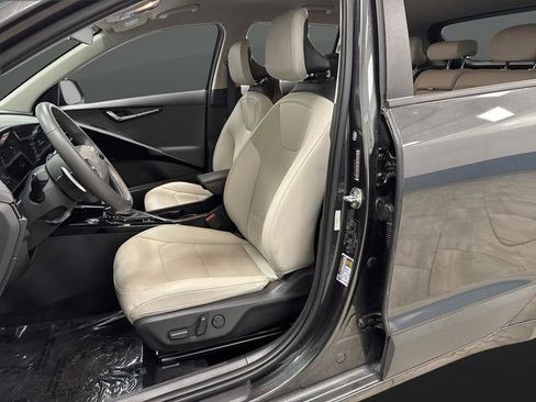Used 2023 Kia Niro EX image 4