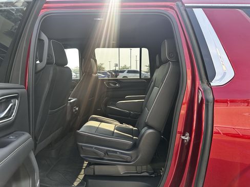 Used 2022 GMC Yukon XL SLT w/ SLT Premium Package AWD/4WD image 8