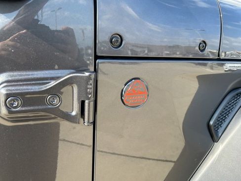 Used 2024 Jeep Gladiator Mojave w/ Convenience Group image 12