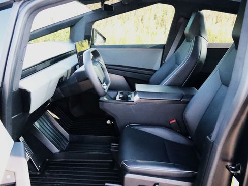 Used 2024 Tesla Cybertruck AWD Crew Cab image 26