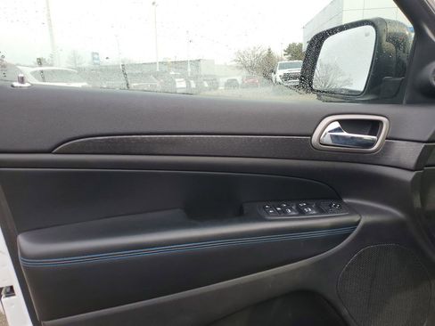 Used 2018 Jeep Grand Cherokee Laredo image 27