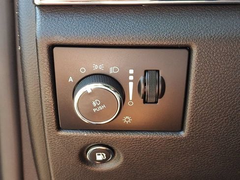 Used 2018 Jeep Grand Cherokee Limited AWD/4WD image 25