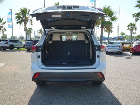 Used 2022 Toyota Highlander XLE FWD image 7
