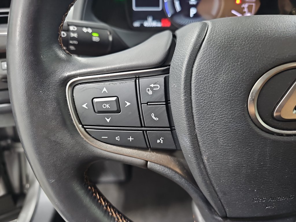 Used 2022 Lexus UX 250h w/ Accessory Package (Z2) AWD/4WD image 15
