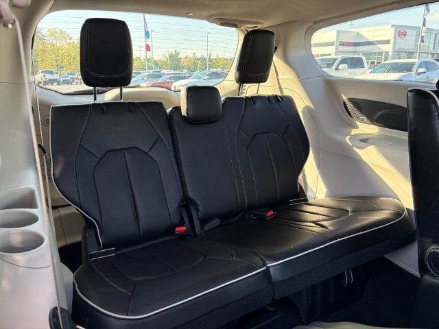 Used 2023 Chrysler Pacifica Limited FWD image 16