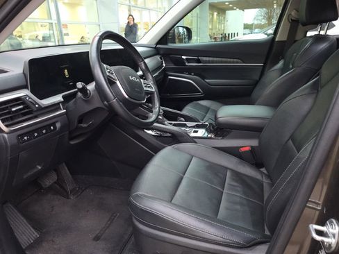 Used 2024 Kia Telluride EX w/ EX Captain's Chair Package image 8