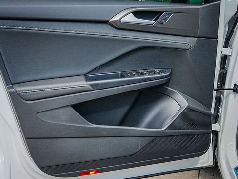 New 2025 Volkswagen Taos SE image 19