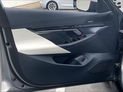 Used 2026 BMW i5 eDrive40 w/ M Sport Package image 24