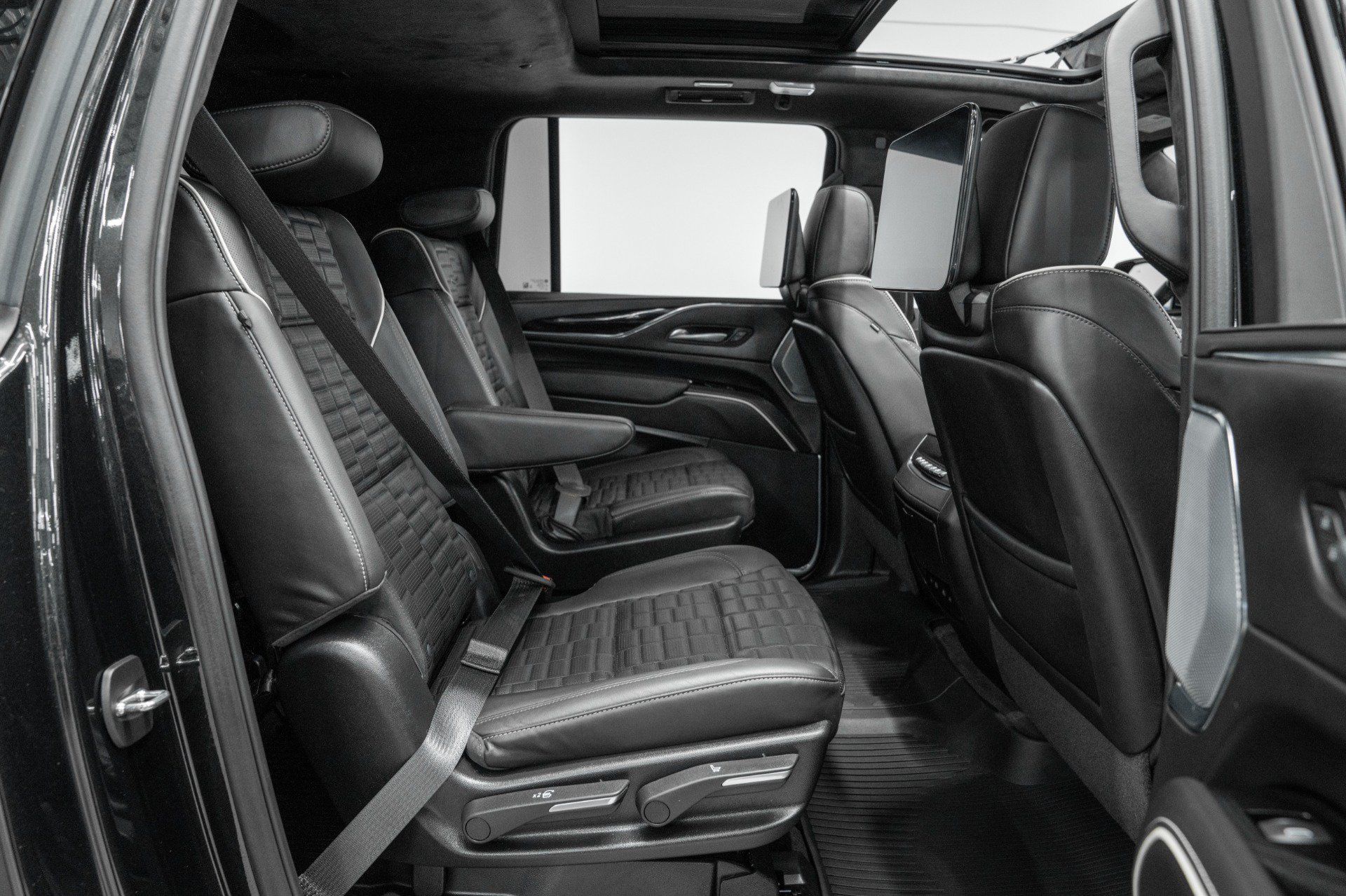 Used 2024 Cadillac Escalade ESV V w/ LPO, Floor Liner Package AWD/4WD image 32