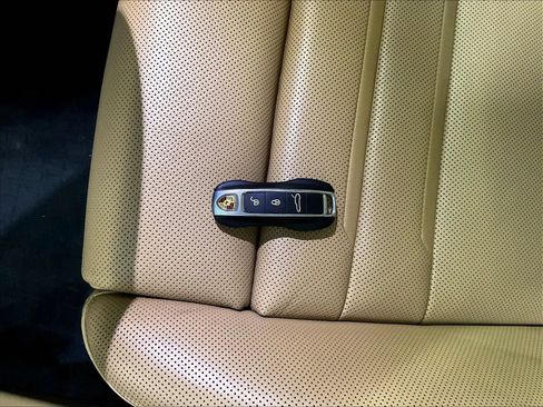Used 2018 Porsche Panamera 4 AWD/4WD image 31