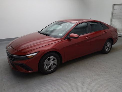 Used 2025 Hyundai Elantra SE FWD image 2