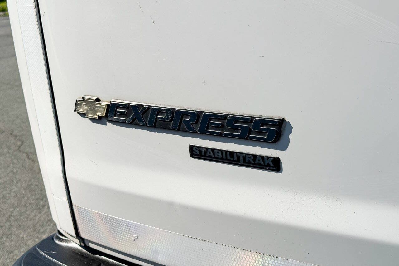 Used 2018 Chevrolet Express 2500 LS w/ Driver Convenience Package RWD image 15