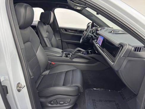 Used 2024 Porsche Cayenne Turbo image 16