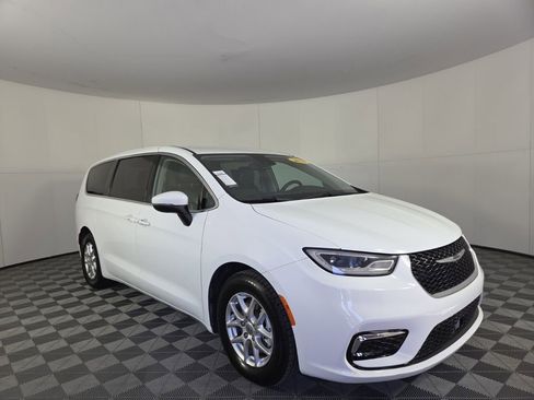 Certified 2023 Chrysler Pacifica Touring-L image 29