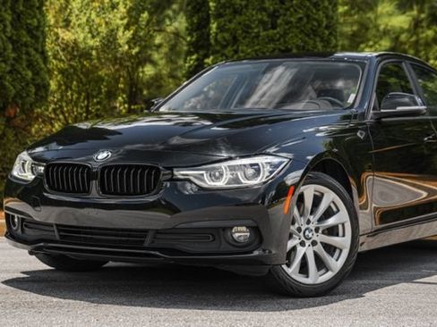 Used 2018 BMW 320i xDrive Sedan AWD/4WD image 2