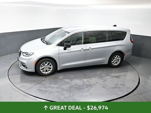 Used 2024 Chrysler Pacifica Touring-L image 49