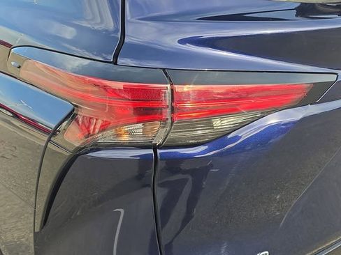 Used 2025 Toyota Sienna Limited image 36