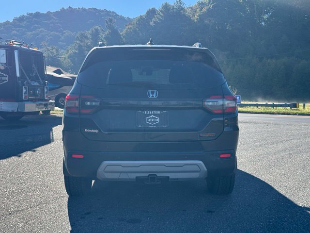 Used 2025 Honda Pilot TrailSport image 6