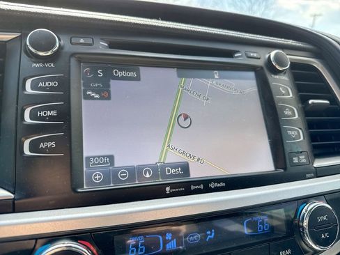 Used 2018 Toyota Highlander XLE image 15