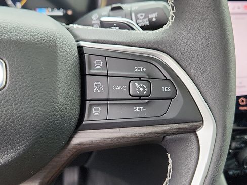 Certified 2025 Jeep Grand Cherokee Limited image 24