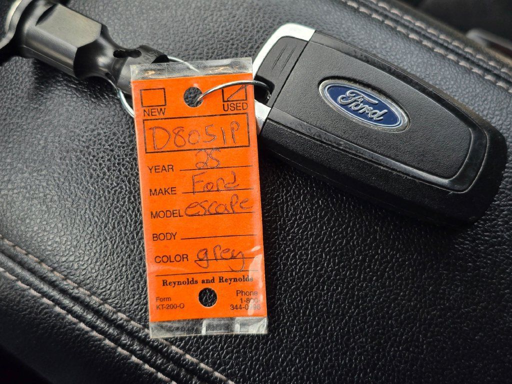 Used 2025 Ford Escape Active AWD/4WD image 32