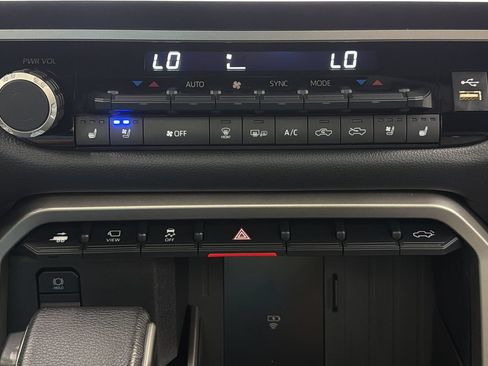 Used 2025 Toyota Tundra Limited AWD/4WD image 23