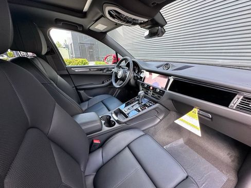 Certified 2026 Porsche Macan AWD/4WD image 38