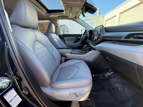 Used 2022 Toyota Highlander XLE image 28