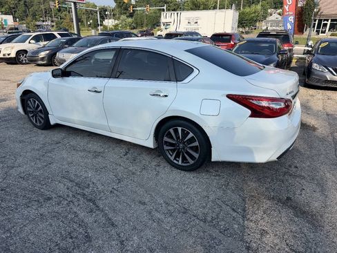 Used 2017 Nissan Altima 2.5 SV FWD image 2