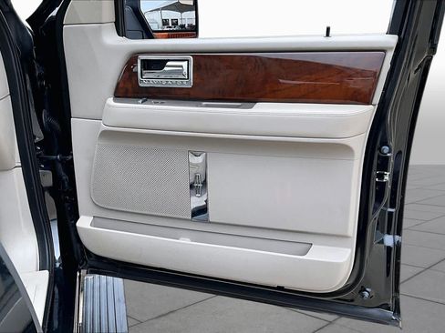 Used 2014 Lincoln Navigator 4WD image 26