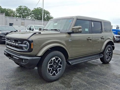 New 2025 Ford Bronco Outer Banks image 2