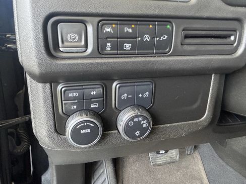 Used 2022 Chevrolet Suburban LT w/ Luxury Package AWD/4WD image 18