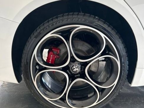 Used 2022 Alfa Romeo Giulia Veloce AWD/4WD image 17
