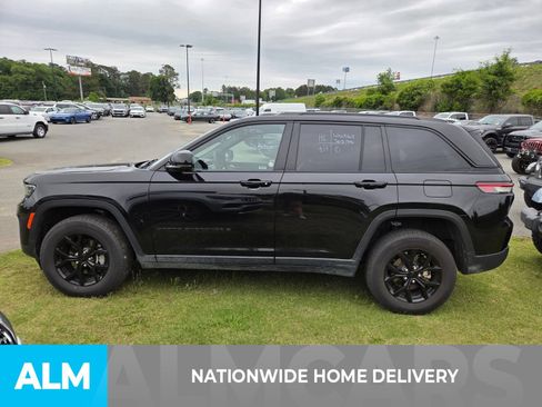 Used 2025 Jeep Grand Cherokee Altitude AWD/4WD image 4