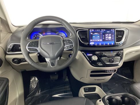 Used 2024 Chrysler Pacifica Touring-L image 42