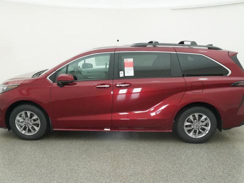 New 2026 Toyota Sienna XLE image 9