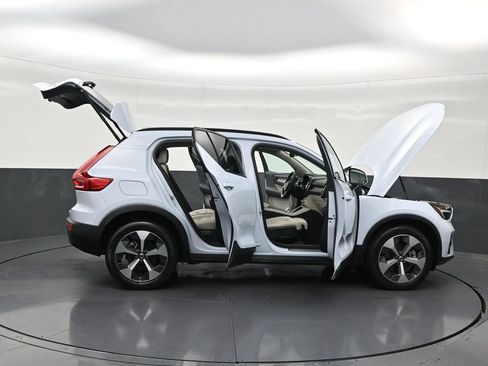 Used 2024 Volvo XC40 B5 Plus w/ Climate Package AWD/4WD image 31