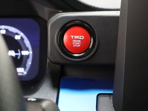 Certified 2025 Toyota Tacoma TRD Off-Road AWD/4WD image 17